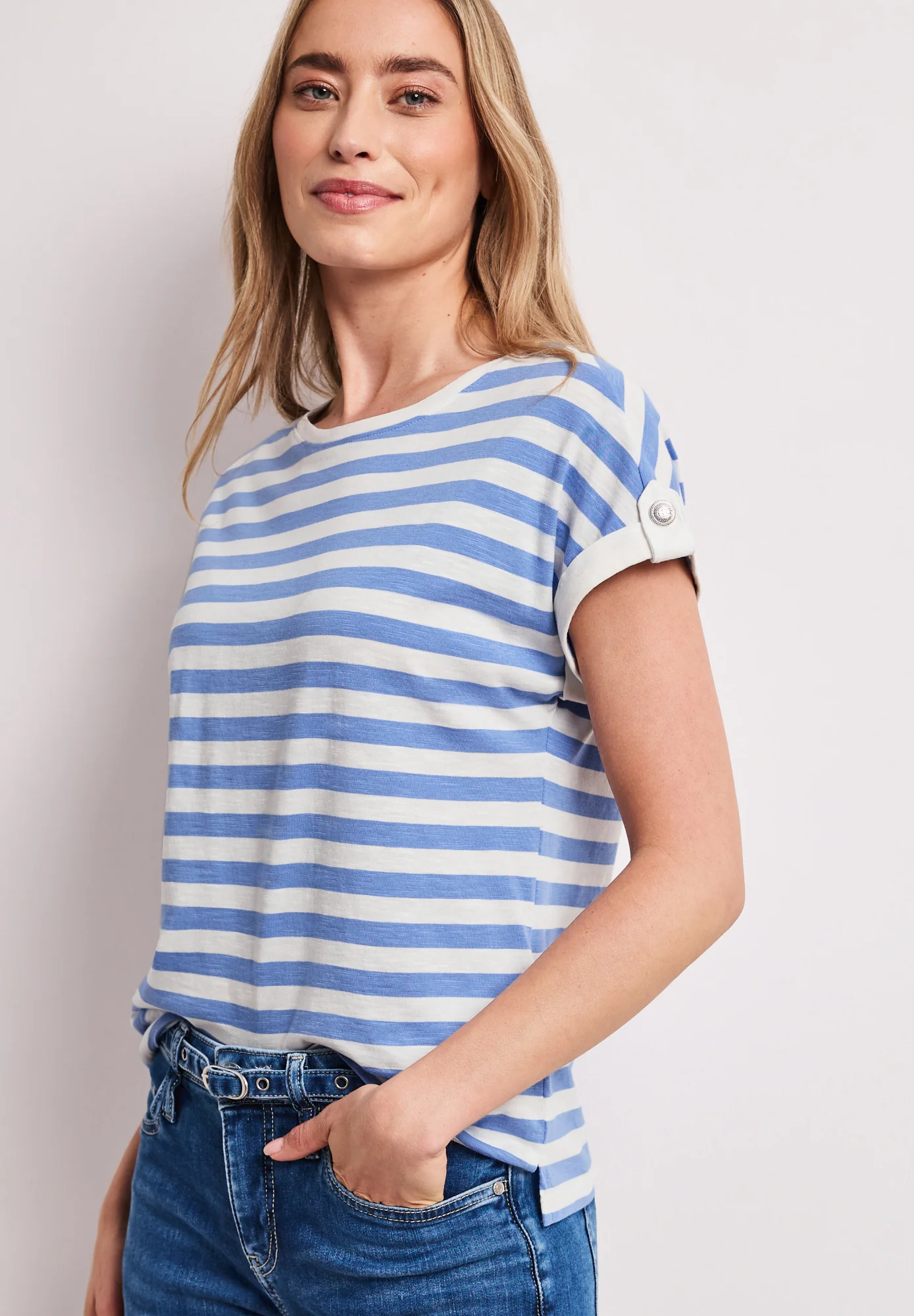 T-Shirt mit Rundhals und Knopfdetail - Image 3