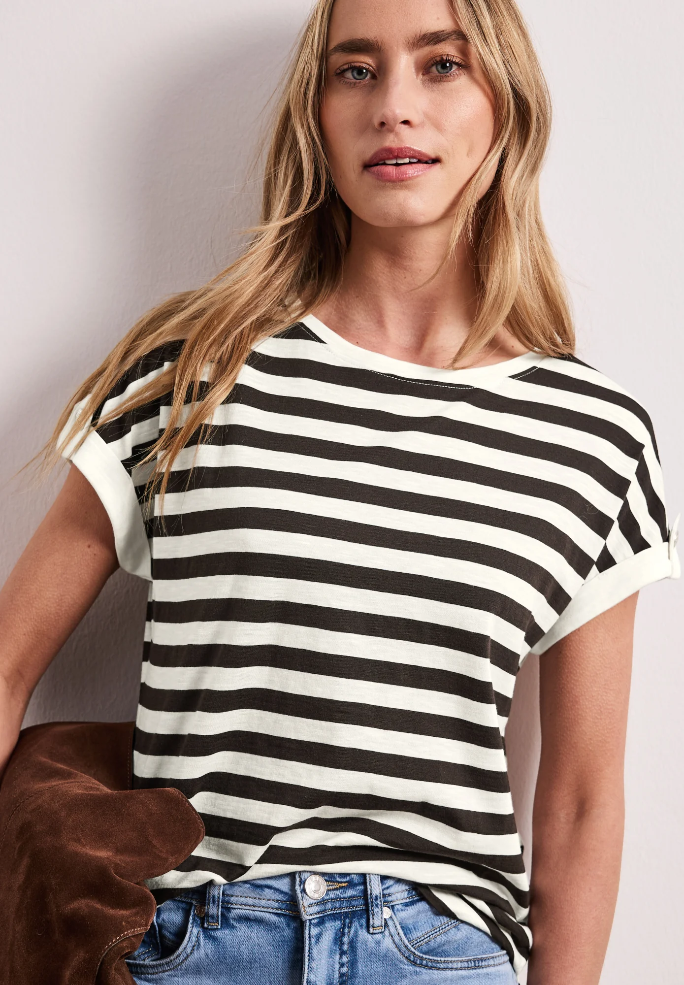 T-Shirt mit Rundhals und Knopfdetail - Image 4