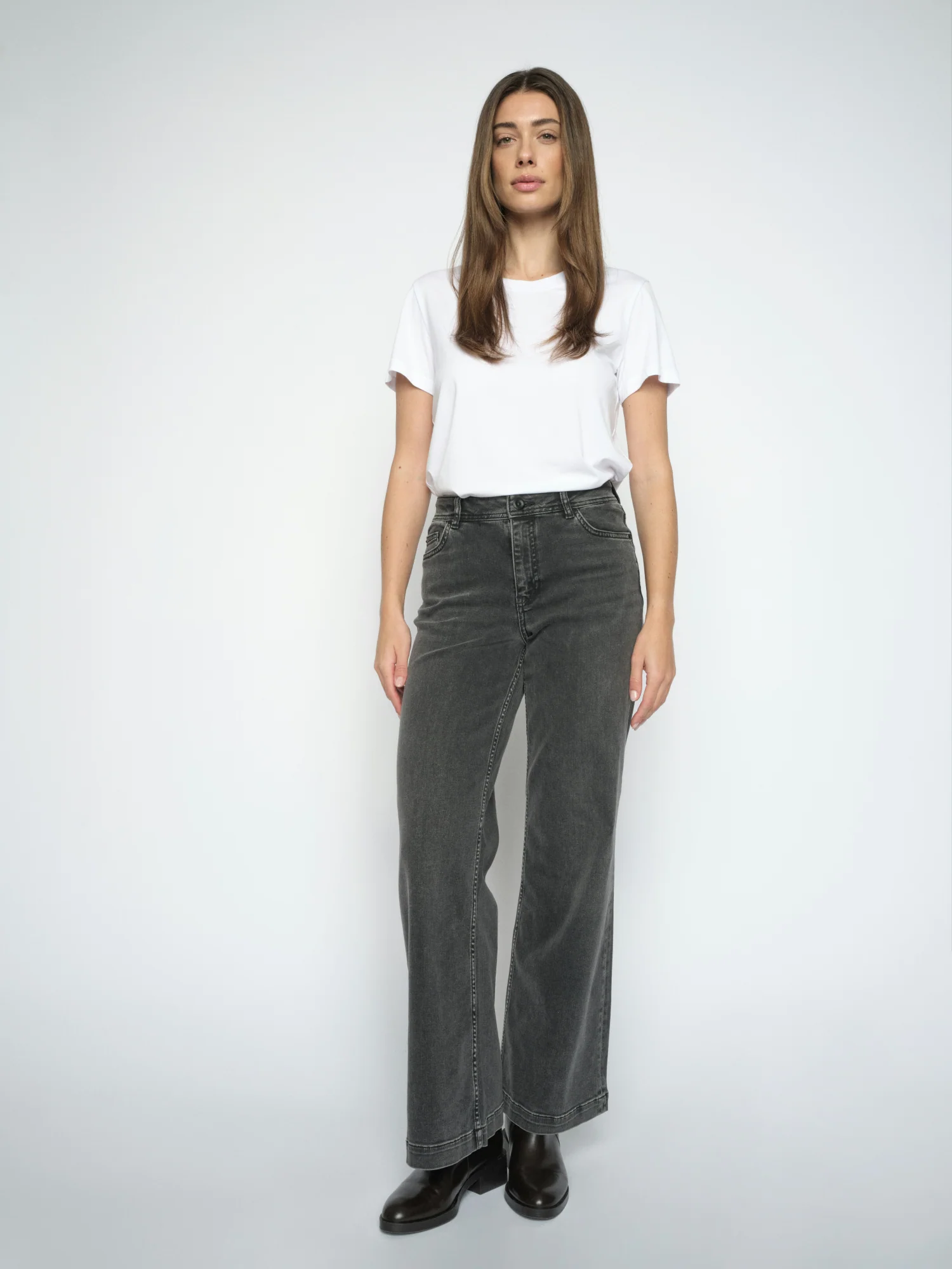 Deluxe Jeans - Image 2