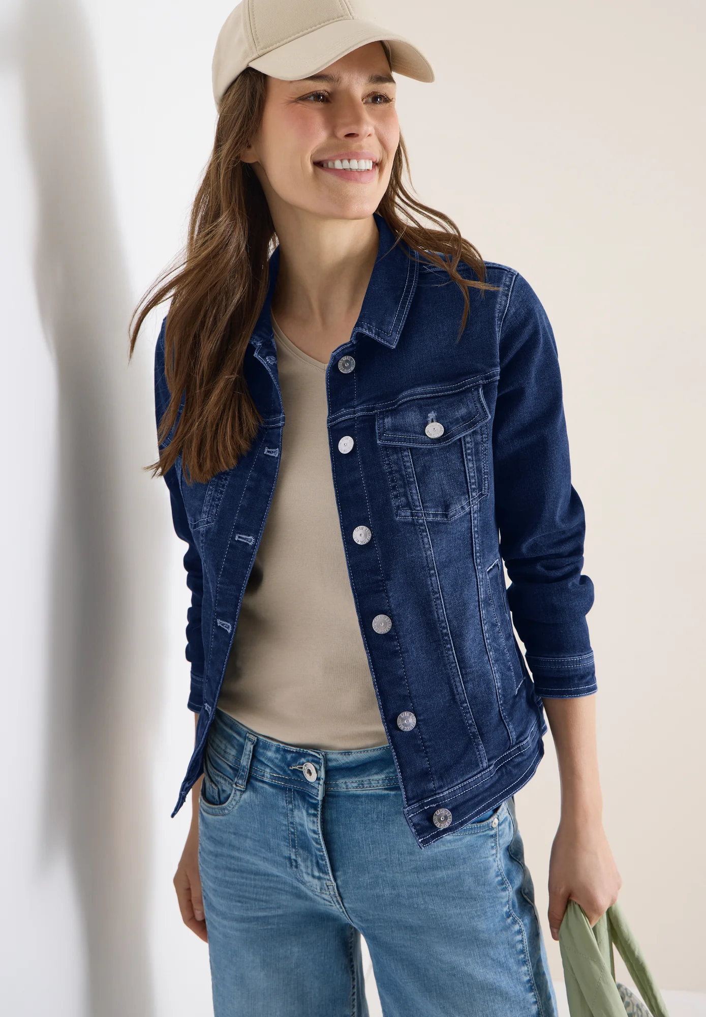 Jeansjacke mit Brusttaschen - Image 4