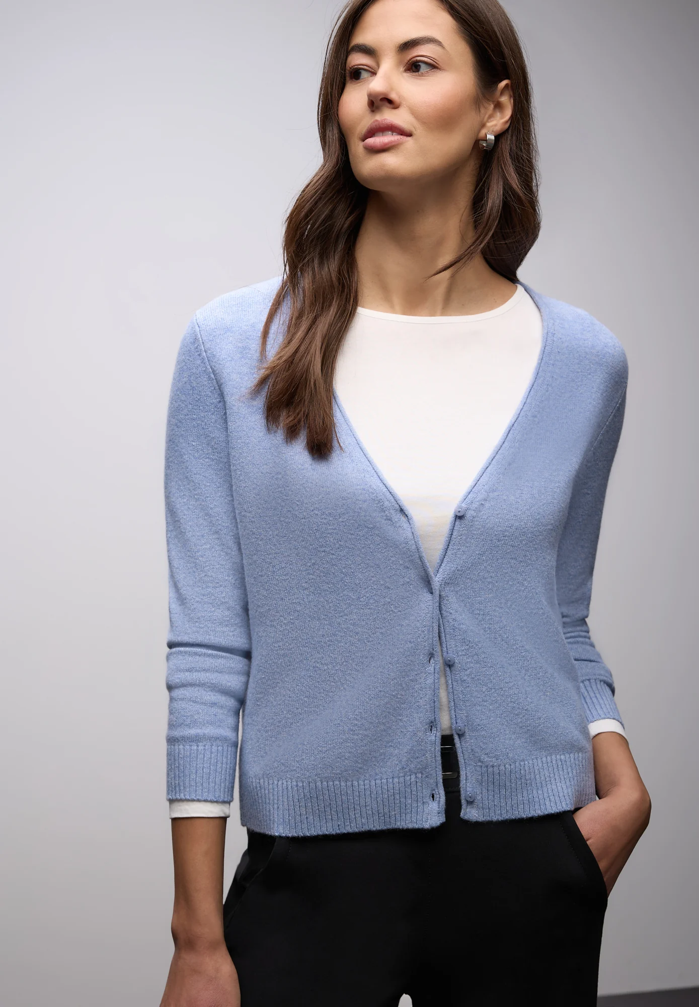 Kuscheliger V-Neck Cardigan - Image 3