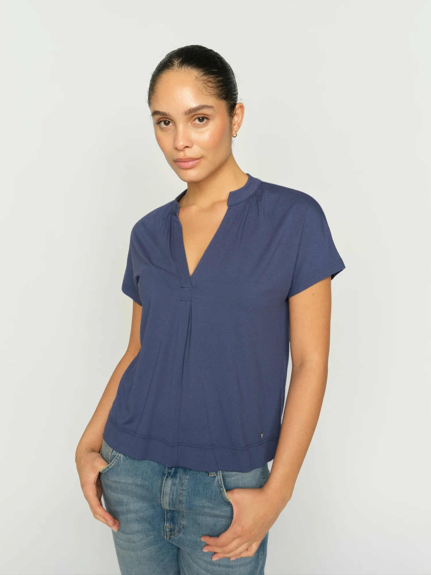 T-Shirt mit V-Ausschnitt - Image 4