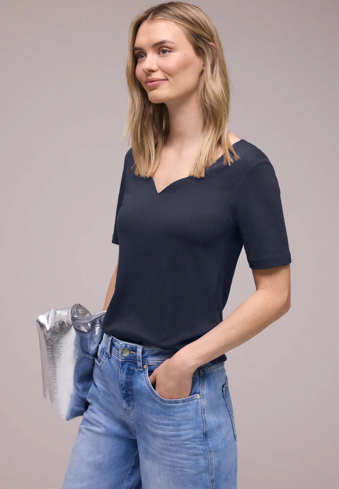 T-Shirt mit Herzausschnitt - Image 7