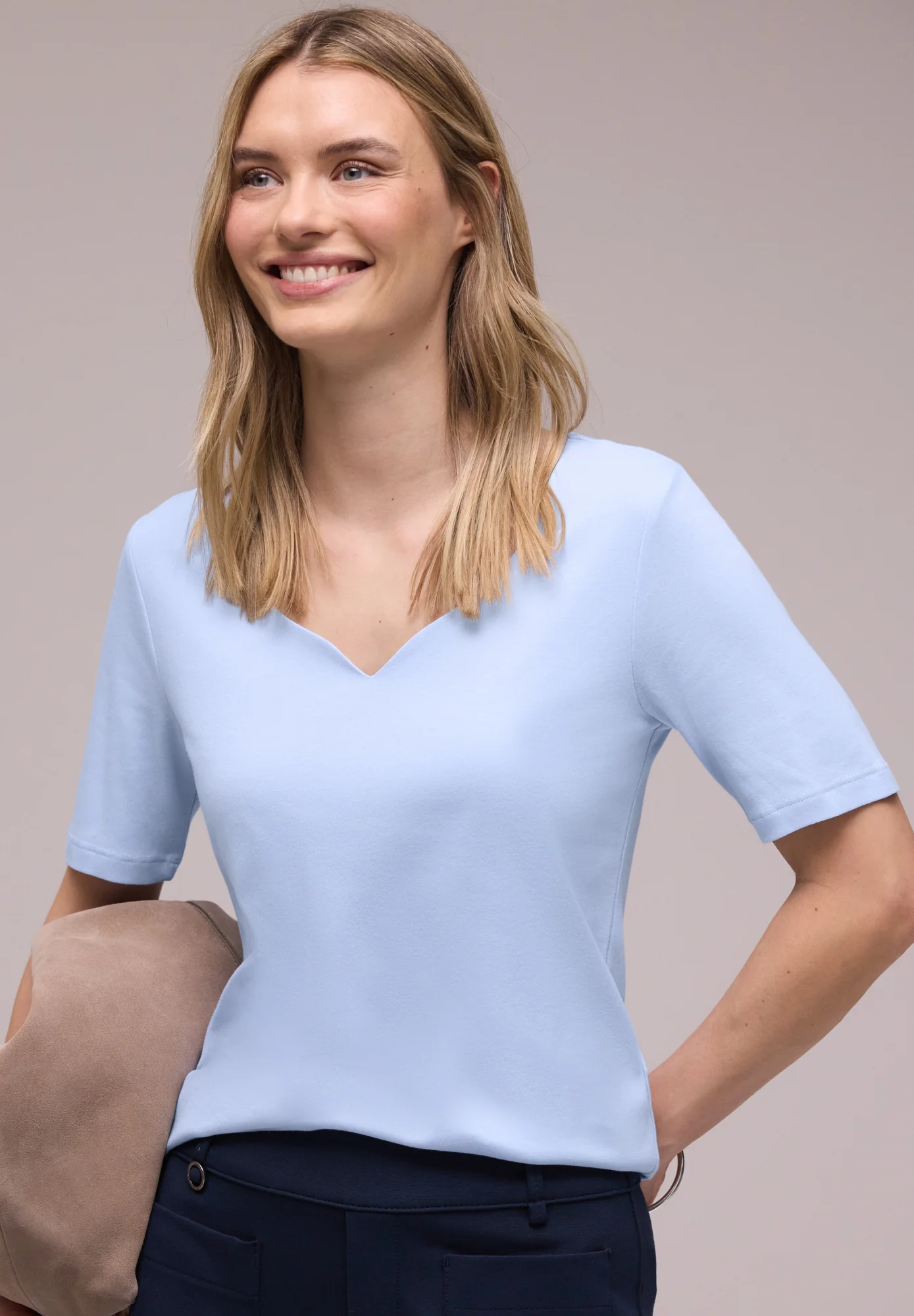 T-Shirt mit Herzausschnitt - Image 9