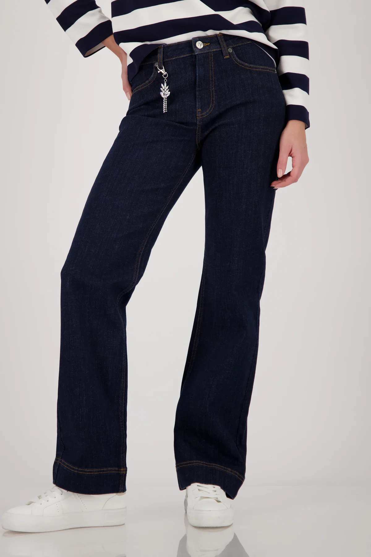 Straight-Leg-Jeans mit Anhänger - Image 2