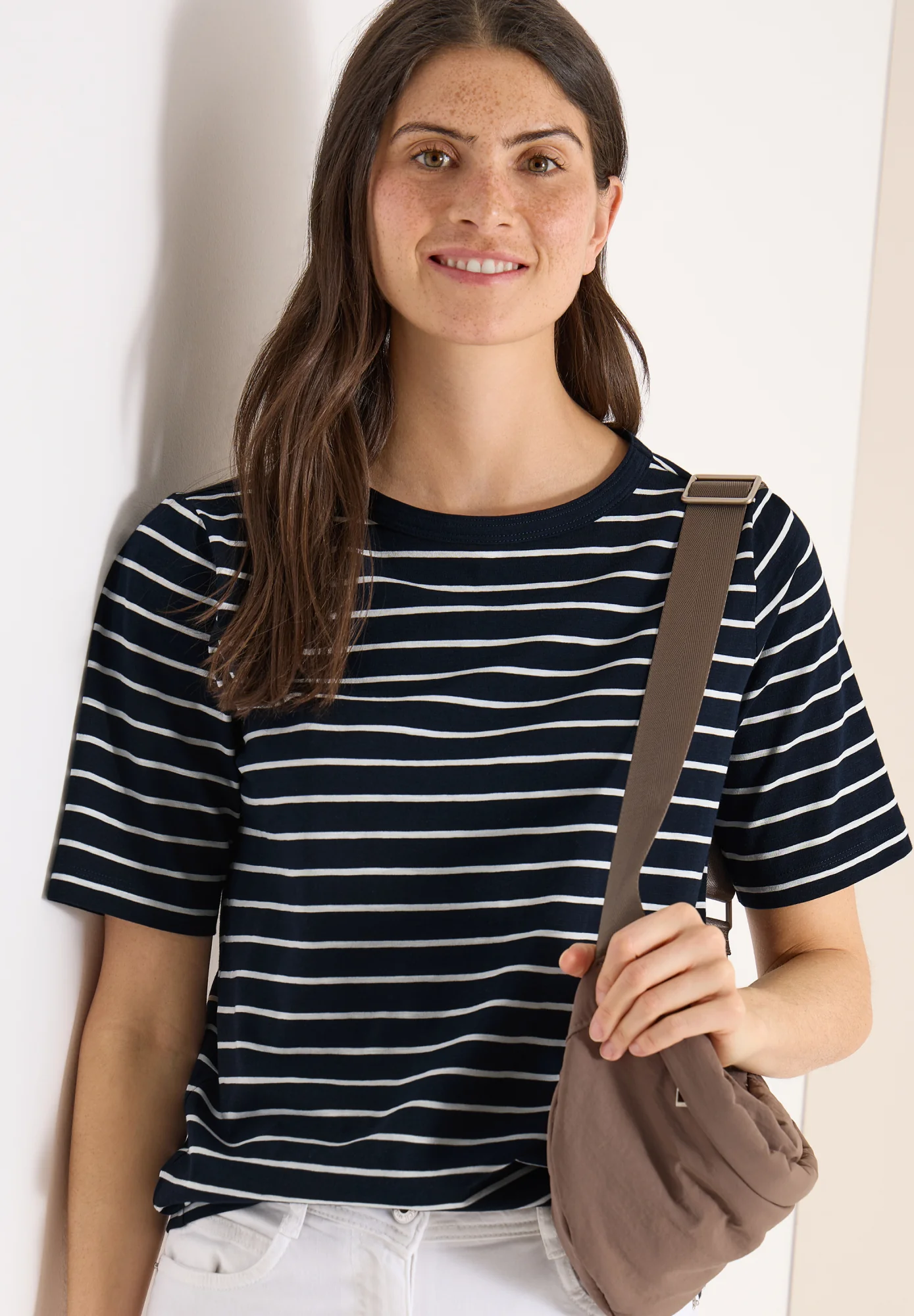T-Shirt mit Boatneck und Streifen - Image 5