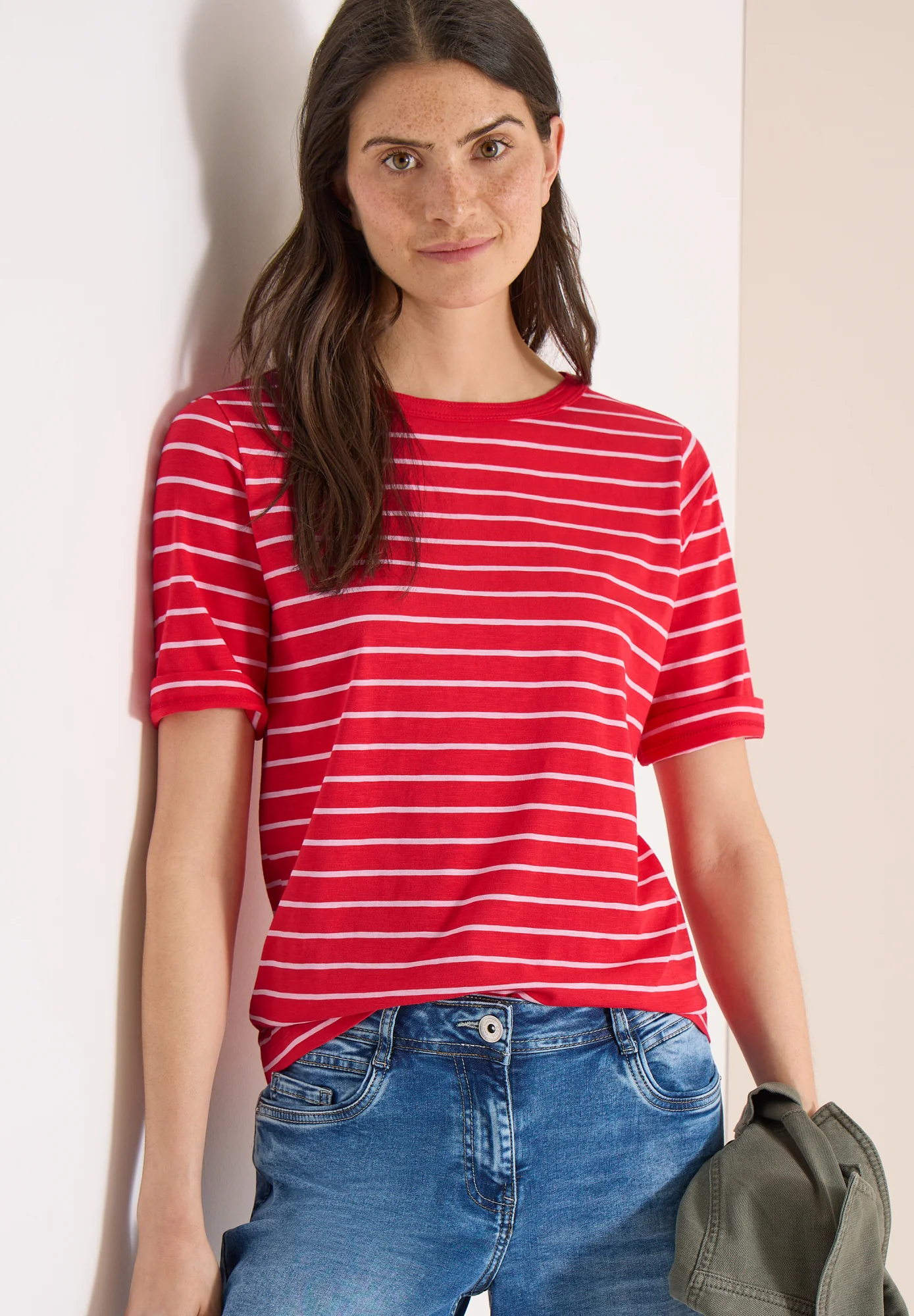 T-Shirt mit Boatneck und Streifen - Image 6