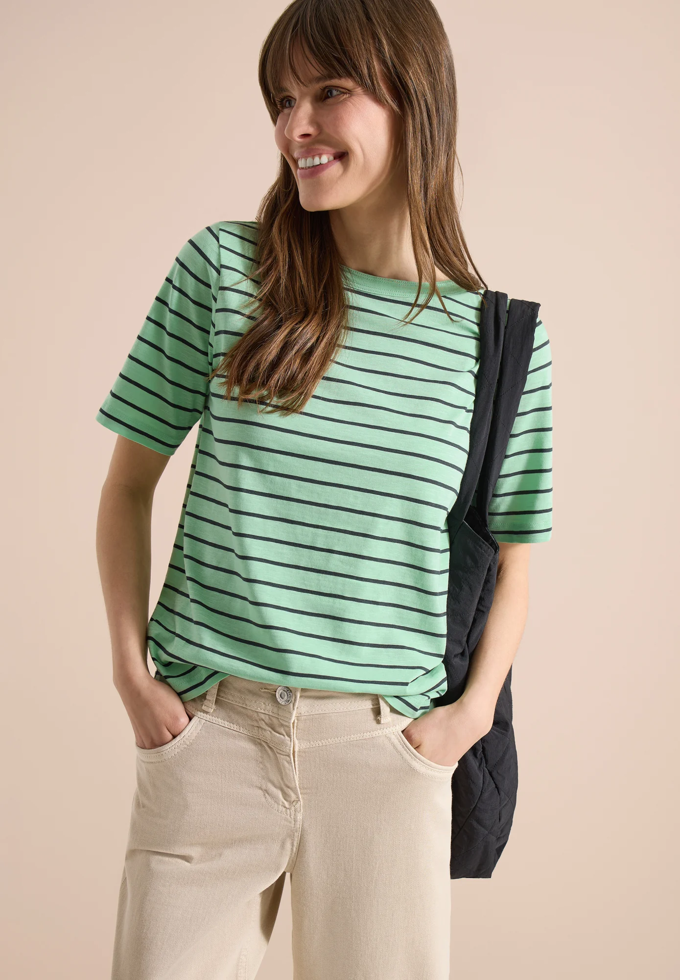 T-Shirt mit Boatneck und Streifen - Image 7