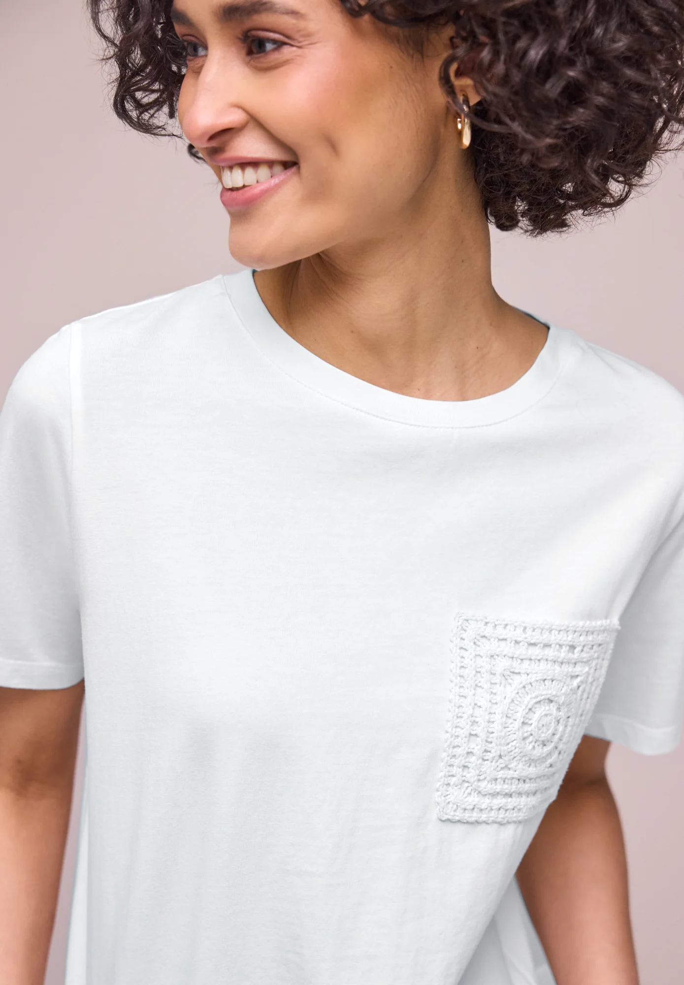 T-Shirt mit Rundhals und Crochet-Tasche - Image 2