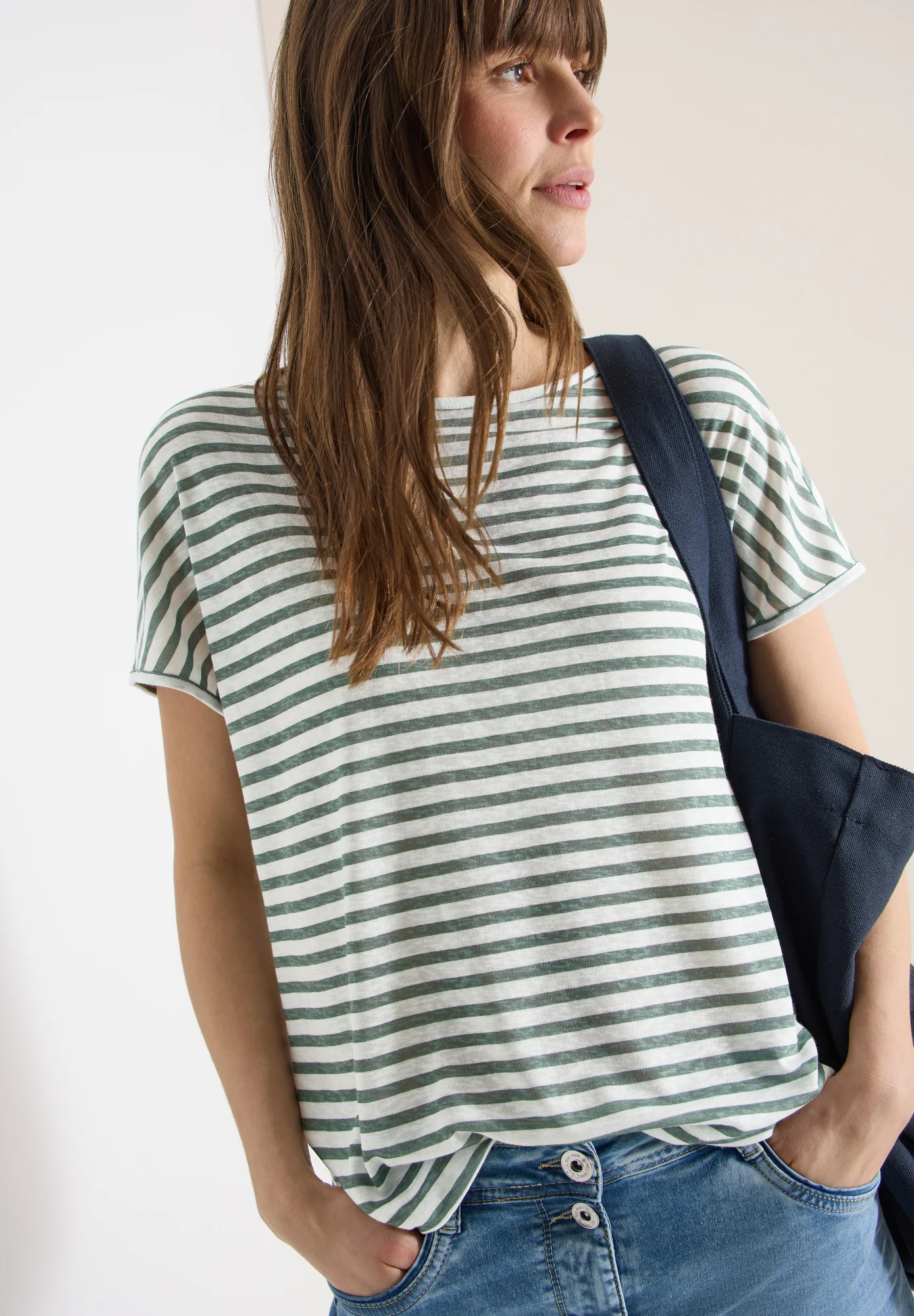 T-Shirt mit Boatneck - Image 6