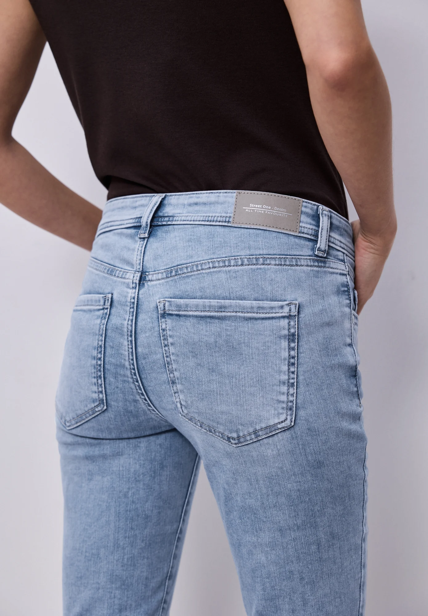 Mid Waist Slim Leg Jeans im Slim Fit - Image 2